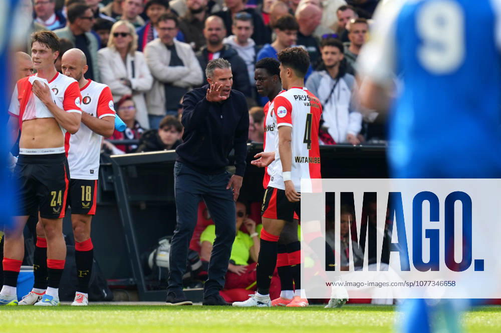 Eredivisie: Feyenoord Rotterdam v AZ Alkmaar Rotterdam - Coach Robin van Persie of Feyenoord Rotterdam talking with Jordan Lotomba of Feyenoord Rotterdam during the competition round of the eredivisie season. The match is set between Feyenoord Rotterdam and AZ Alkmaar at De Kuip on 10 May 2026 in Rotterdam, The Netherlands.