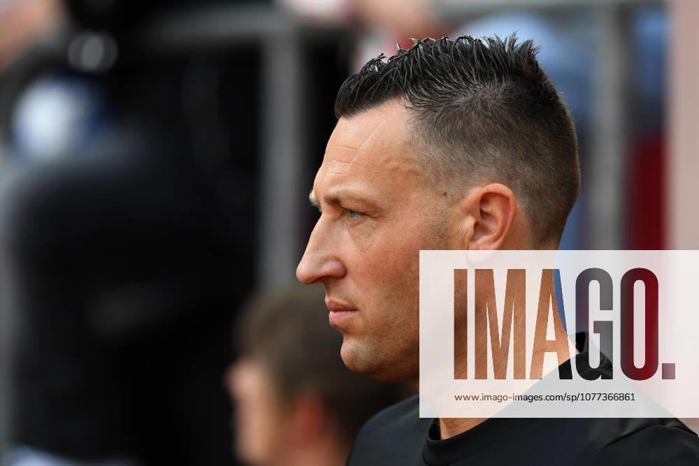 Schiedsrichter Sven Jablonski schaut waehrend des Spiels der Bundesliga zwischen 1. FC Köln und 1. FC Heidenheim 1846, RheinEnergieSTADION am 10. May 2026 in Köln, Deutschland. (Foto von Ralf Treese DeFodi Images) +++ Schiedsrichter Sven Jablonski looks on during the Bundesliga match between 1. FC Köln and 1. FC Heidenheim 1846 at RheinEnergieSTADION on May 10, 2026 in Köln, Germany. (Photo by Ralf Treese DeFodi Images) DFL regulations prohibit any use of photographs as image sequences and or quasi-video. (Photo by Ralf Treese DeFodi Images) -