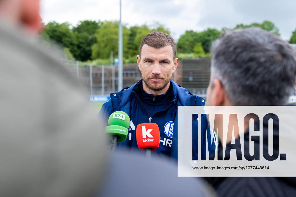 Fussball, Training des FC Schalke 04. Medienrunde mit Edin Dzeko (FC Schalke 04). Gelsenkirchen Trainingsgelände FC Schalke 04 NRW Deutschland xRHR-FOTO YYx