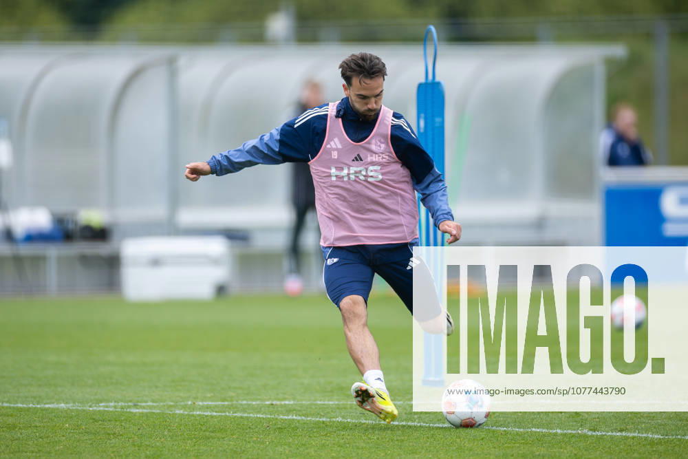 Fussball, Training des FC Schalke 04. Kenan Karaman (FC Schalke 04). Gelsenkirchen Trainingsgelände FC Schalke 04 NRW Deutschland xRHR-FOTO YYx