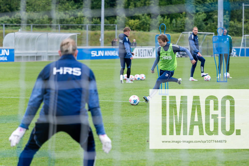 Fussball, Training des FC Schalke 04. v. l. Torwart Loris Karius (FC Schalke 04), Finn Porath (FC Schalke 04). Gelsenkirchen Trainingsgelände FC Schalke 04 NRW Deutschland xRHR-FOTO YYx