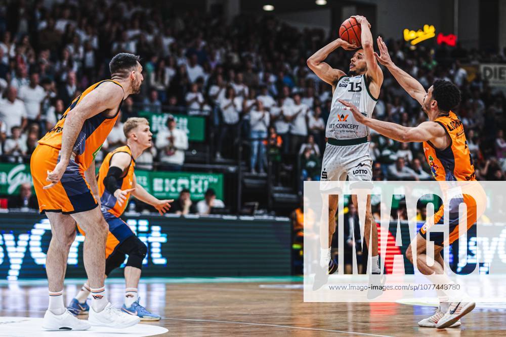 Jordan Roland (Gladiators Trier) im Zweikampf mit Owen Klassen (Rostock Seawolves), Lukasz Kolenda (Rostock Seawolves) und Dominic Lockhart (Rostock Seawolves), Vet Concept Gladiators Trier vs Rostock Seawolves, Basketball, easyCredit BBL, Play Ins, Saison 2025 2026, 14.05.2026 Vet Concept Gladiators Trier vs Rostock Seawolves, Basketball, easyCredit BBL, Play Ins, Saison 2025 2026