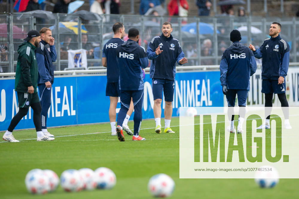 Fussball, Training des FC Schalke 04. v. l. Trainer Miron Muslic (FC Schalke 04), Timo Becker (FC Schalke 04), Nikola Katic (FC Schalke 04), Moussa Sylla (FC Schalke 04), Edin Dzeko (FC Schalke 04), Hasan Kurucay (FC Schalke 04). Gelsenkirchen Trainingsgelände FC Schalke 04 NRW Deutschland xRHR-FOTO YYx