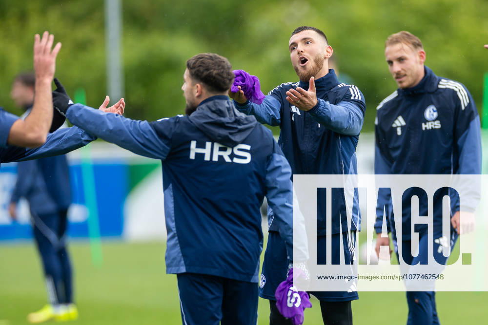 Fussball, Training des FC Schalke 04. v. l. Hasan Kurucay (FC Schalke 04), Timo Becker (FC Schalke 04). Gelsenkirchen Trainingsgelände FC Schalke 04 NRW Deutschland xRHR-FOTO YYx