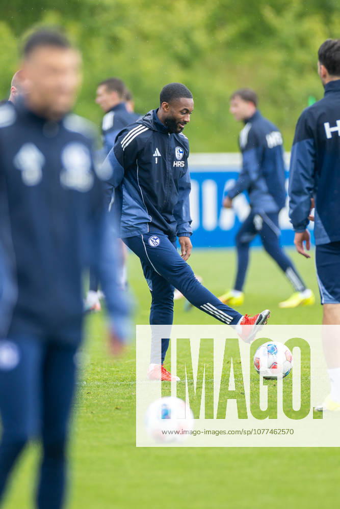 Fussball, Training des FC Schalke 04. Moussa Sylla (FC Schalke 04). Gelsenkirchen Trainingsgelände FC Schalke 04 NRW Deutschland xRHR-FOTO YYx