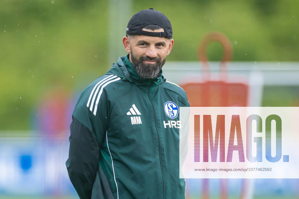 Fussball, Training des FC Schalke 04. Trainer Miron Muslic (FC Schalke 04). Gelsenkirchen Trainingsgelände FC Schalke 04 NRW Deutschland xRHR-FOTO YYx