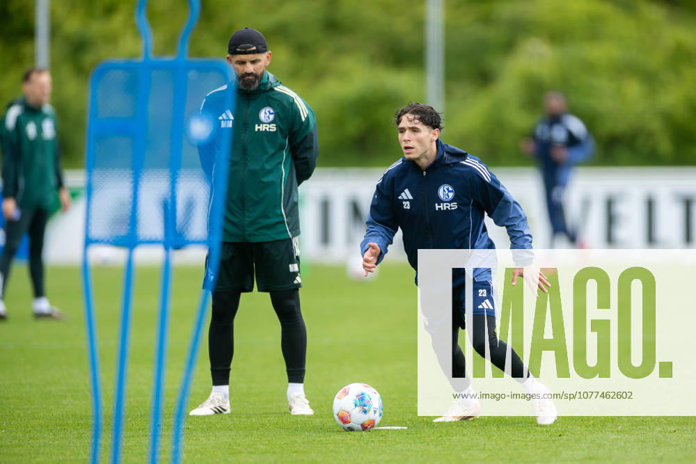 Fussball, Training des FC Schalke 04. v. l. Trainer Miron Muslic (FC Schalke 04), Soufiane El-Faouzi (FC Schalke 04). Gelsenkirchen Trainingsgelände FC Schalke 04 NRW Deutschland xRHR-FOTO YYx