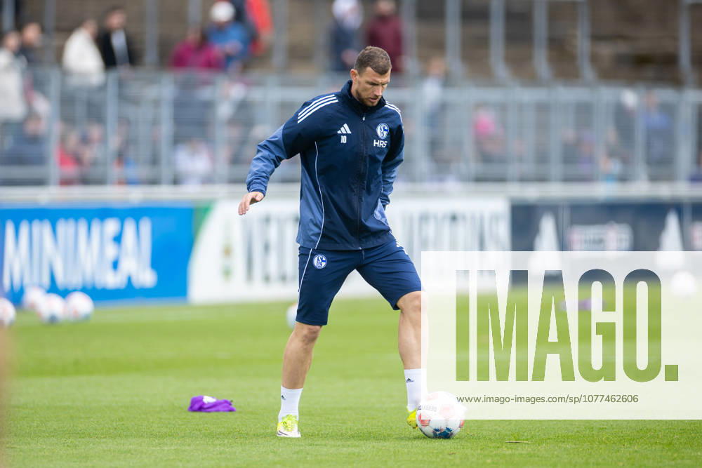 Fussball, Training des FC Schalke 04. Edin Dzeko (FC Schalke 04). Gelsenkirchen Trainingsgelände FC Schalke 04 NRW Deutschland xRHR-FOTO YYx