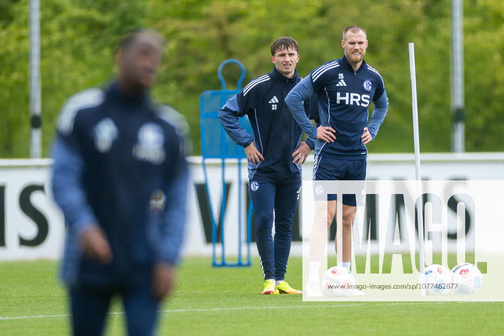 Fussball, Training des FC Schalke 04. v. l. Vitalie Becker (FC Schalke 04), Tomas Kalas (FC Schalke 04). Gelsenkirchen Trainingsgelände FC Schalke 04 NRW Deutschland xRHR-FOTO YYx