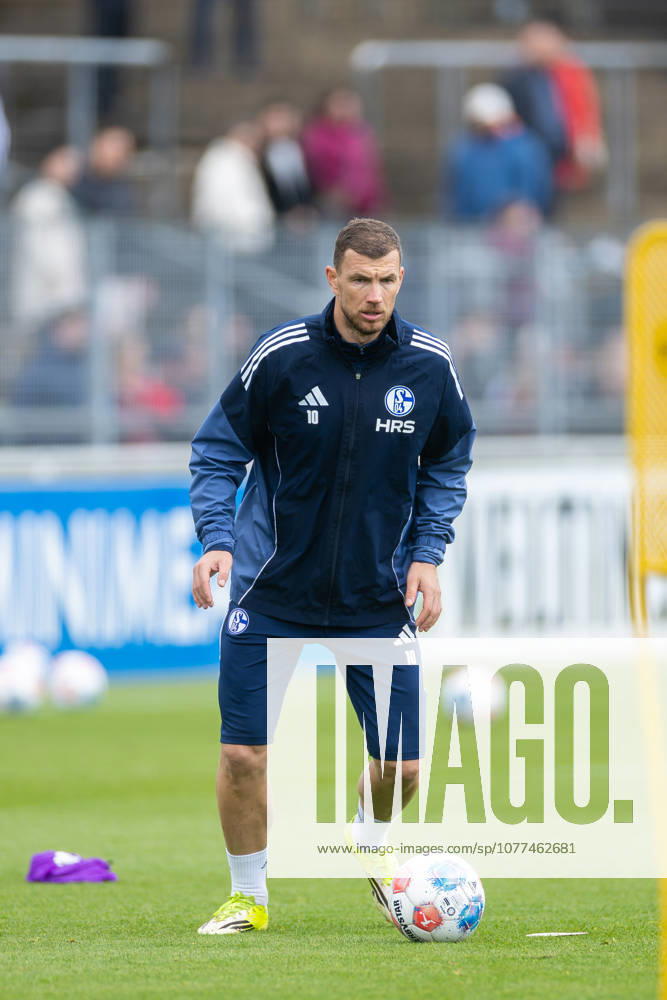 Fussball, Training des FC Schalke 04. Edin Dzeko (FC Schalke 04). Gelsenkirchen Trainingsgelände FC Schalke 04 NRW Deutschland xRHR-FOTO YYx