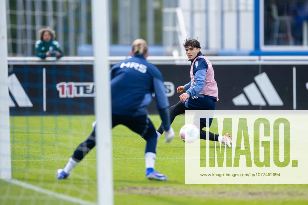 Fussball, Training des FC Schalke 04. v. l. Torwart Loris Karius (FC Schalke 04), Soufiane El-Faouzi (FC Schalke 04). Gelsenkirchen Trainingsgelände FC Schalke 04 NRW Deutschland xRHR-FOTO YYx