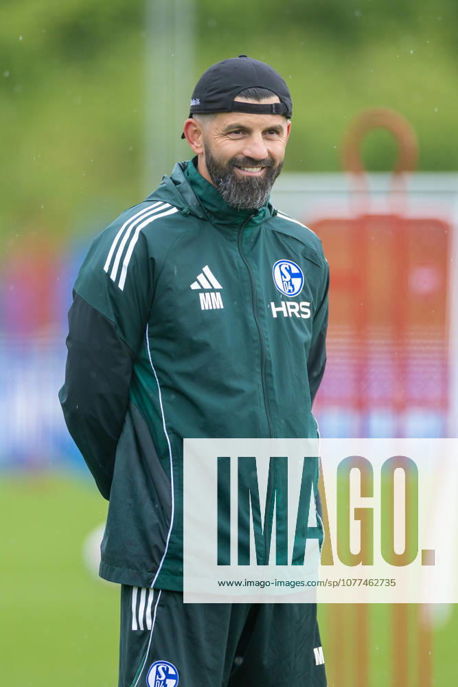Fussball, Training des FC Schalke 04. Trainer Miron Muslic (FC Schalke 04) lacht. Gelsenkirchen Trainingsgelände FC Schalke 04 NRW Deutschland xRHR-FOTO YYx