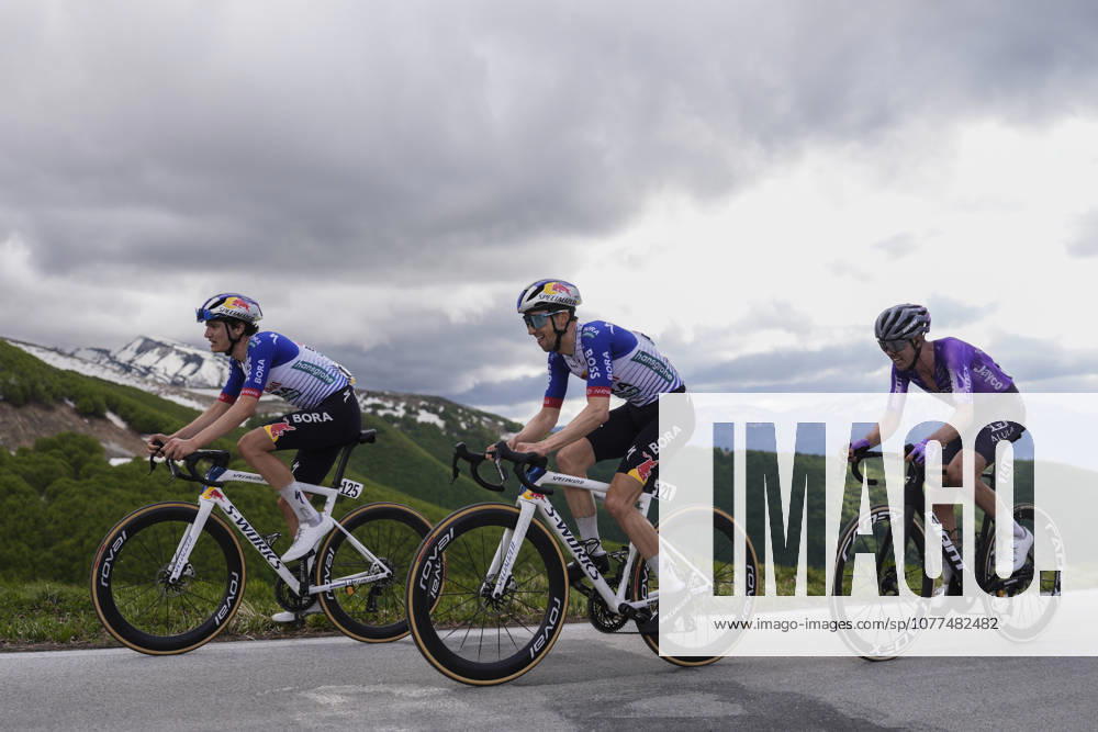 Italys Giulio Pellizzari of Red Bull - Bora - Hansgrohe, Australias Jai Hindley of Red Bull - Bora - Hansgrohe, Australias Ben OConnor of Team Jayco Alula during Stage 7 of the Giro dItalia, from Formia to Blockhaus, Italy, Friday