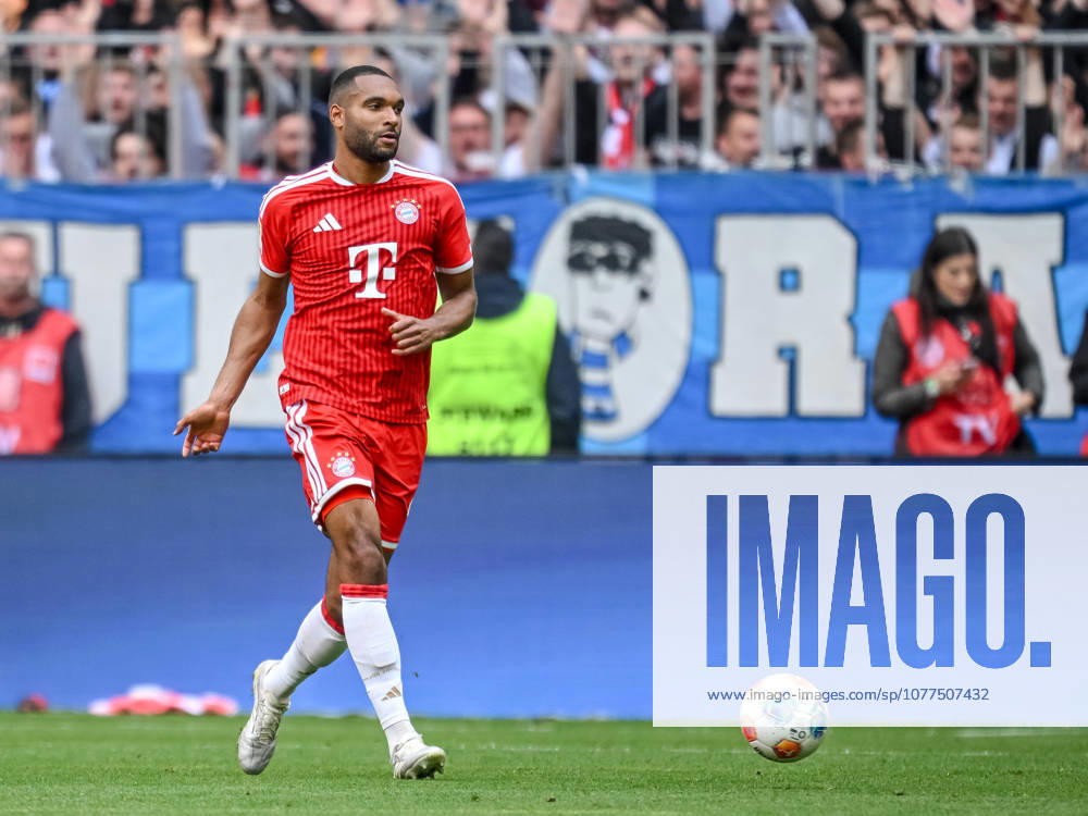 Jonathan Tah (FC Bayern München) in Aktion, am Ball, Einzelaktion waehrend des spiels der Bundesliga zwischen FC Bayern München und 1. FC Köln, Allianz Arena am 16. May 2026 in München, Deutschland. (Foto von Harry Langer DeFodi Images) +++ Jonathan Tah (FC Bayern München) controls the Ball during the Bundesliga match between FC Bayern München and 1. FC Köln at Allianz Arena on May 16, 2026 in München, Germany. (Photo by Harry Langer DeFodi Images) DFL regulations prohibit any use of photographs as image sequences and or quasi-video. (Photo by Harry Langer DeFodi Images) DFL regulations prohibit any use of photographs as image sequences and or quasi-video. -