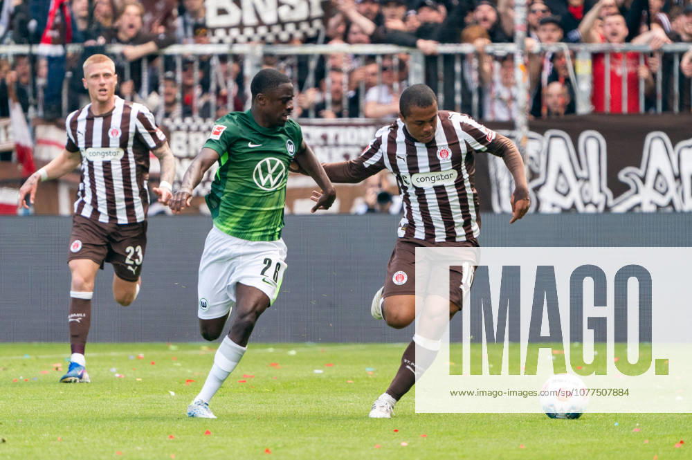 Joel Chima Fujita (FC St. Pauli, 16) im Dribbling gegen Sael Kumbedi (VfL Wolfsburg, 26), GER, FC St. Pauli vs. VfL Wolfsburg, Fussball, Bundesliga, Spieltag 34, Saison 2025 2026, 16.05.2026 DFL REGULATIONS PROHIBIT ANY USE OF PHOTOGRAPHS AS IMAGE SEQUENCES AND OR QUASI-VIDEO GER, FC St. Pauli vs. VfL Wolfsburg, Fussball, Bundesliga, Spieltag 34, Saison 2025 2026, 16.05.2026 Hamburg