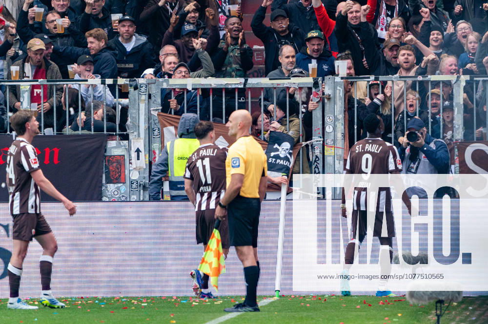 Tor zum 1:1 Abdoulie Ceesay (FC St. Pauli, 09) jubelt Jubel mit Arkadiusz Pyrka (FC St. Pauli, 11), GER, FC St. Pauli vs. VfL Wolfsburg, Fussball, Bundesliga, Spieltag 34, Saison 2025 2026, 16.05.2026 DFL REGULATIONS PROHIBIT ANY USE OF PHOTOGRAPHS AS IMAGE SEQUENCES AND OR QUASI-VIDEO GER, FC St. Pauli vs. VfL Wolfsburg, Fussball, Bundesliga, Spieltag 34, Saison 2025 2026, 16.05.2026 Hamburg