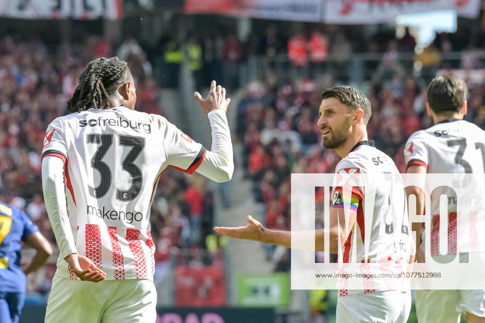 Jordy Makengo (SC Freiburg, 33), Vincenzo Grifo (SC Freiburg, 32) klatschen sich ab. GER, SC Freiburg - RB Leipzig, Fussball, Bundesliga, 34. Spieltag, Saison 2025 2026, 16.05.2026 DFL DFB REGULATIONS PROHIBIT ANY USE OF PHOTOGRAPHS AS IMAGE SEQUENCES AND OR QUASI-VIDEO GER, SC Freiburg - RB Leipzig, Fussball, Bundesliga, 34. Spieltag, Saison 2025 2026, 16.05.2026 Freiburg