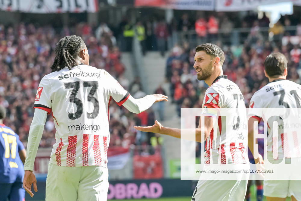 Jordy Makengo (SC Freiburg, 33), Vincenzo Grifo (SC Freiburg, 32) klatschen sich ab. GER, SC Freiburg - RB Leipzig, Fussball, Bundesliga, 34. Spieltag, Saison 2025 2026, 16.05.2026 DFL DFB REGULATIONS PROHIBIT ANY USE OF PHOTOGRAPHS AS IMAGE SEQUENCES AND OR QUASI-VIDEO GER, SC Freiburg - RB Leipzig, Fussball, Bundesliga, 34. Spieltag, Saison 2025 2026, 16.05.2026 Freiburg