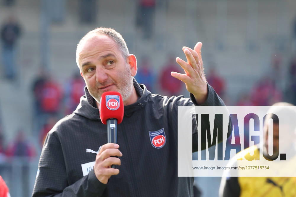 Fussball 1.Bundesliga, 1.FC Heidenheim - FSV Mainz 05 v.l. Frank Schmidt Trainer (1.FC Heidenheim 1846) Ansprache an die Fans bedankt bedanken sich bei den Fans, the player thanks the fans for their support Heidenheim