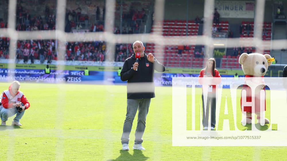 Fussball 1.Bundesliga, 1.FC Heidenheim - FSV Mainz 05 v.l. Frank Schmidt Trainer (1.FC Heidenheim 1846) Ansprache an die Fans bedankt bedanken sich bei den Fans, the player thanks the fans for their support Heidenheim