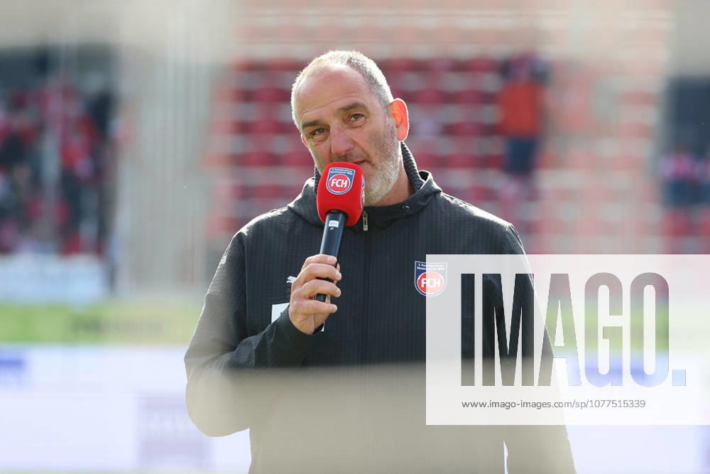 Fussball 1.Bundesliga, 1.FC Heidenheim - FSV Mainz 05 v.l. Frank Schmidt Trainer (1.FC Heidenheim 1846) Ansprache an die Fans bedankt bedanken sich bei den Fans, the player thanks the fans for their support Heidenheim