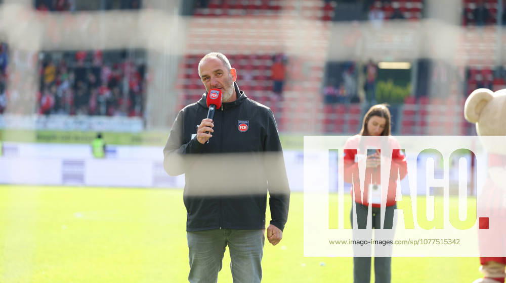 Fussball 1.Bundesliga, 1.FC Heidenheim - FSV Mainz 05 v.l. Frank Schmidt Trainer (1.FC Heidenheim 1846) Ansprache an die Fans bedankt bedanken sich bei den Fans, the player thanks the fans for their support Heidenheim