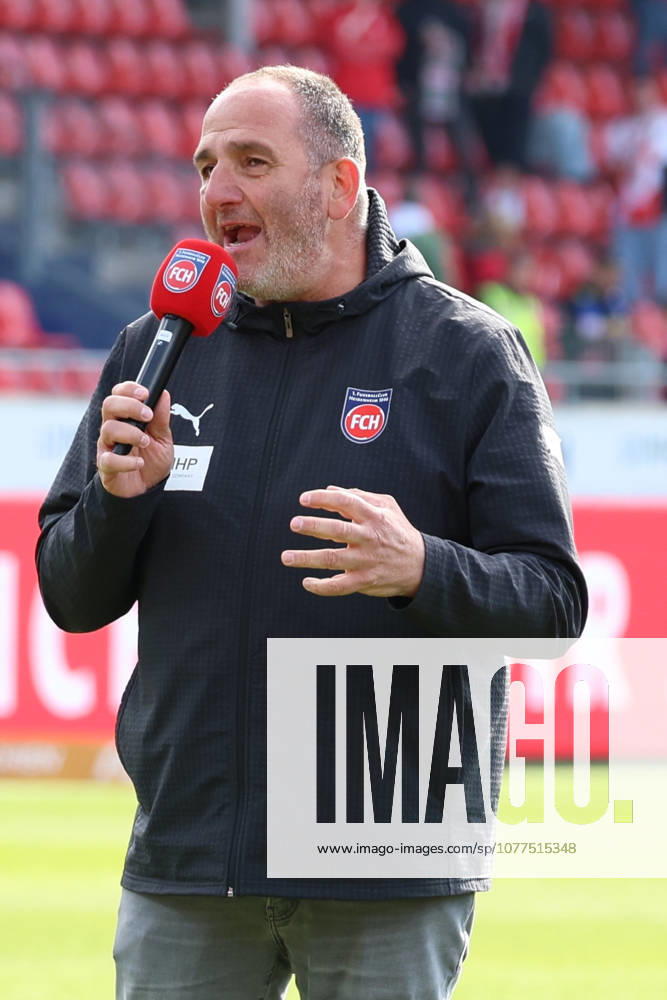 Fussball 1.Bundesliga, 1.FC Heidenheim - FSV Mainz 05 v.l. Frank Schmidt Trainer (1.FC Heidenheim 1846) Ansprache an die Fans bedankt bedanken sich bei den Fans, the player thanks the fans for their support Heidenheim
