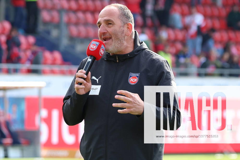 Fussball 1.Bundesliga, 1.FC Heidenheim - FSV Mainz 05 v.l. Frank Schmidt Trainer (1.FC Heidenheim 1846) Ansprache an die Fans bedankt bedanken sich bei den Fans, the player thanks the fans for their support Heidenheim