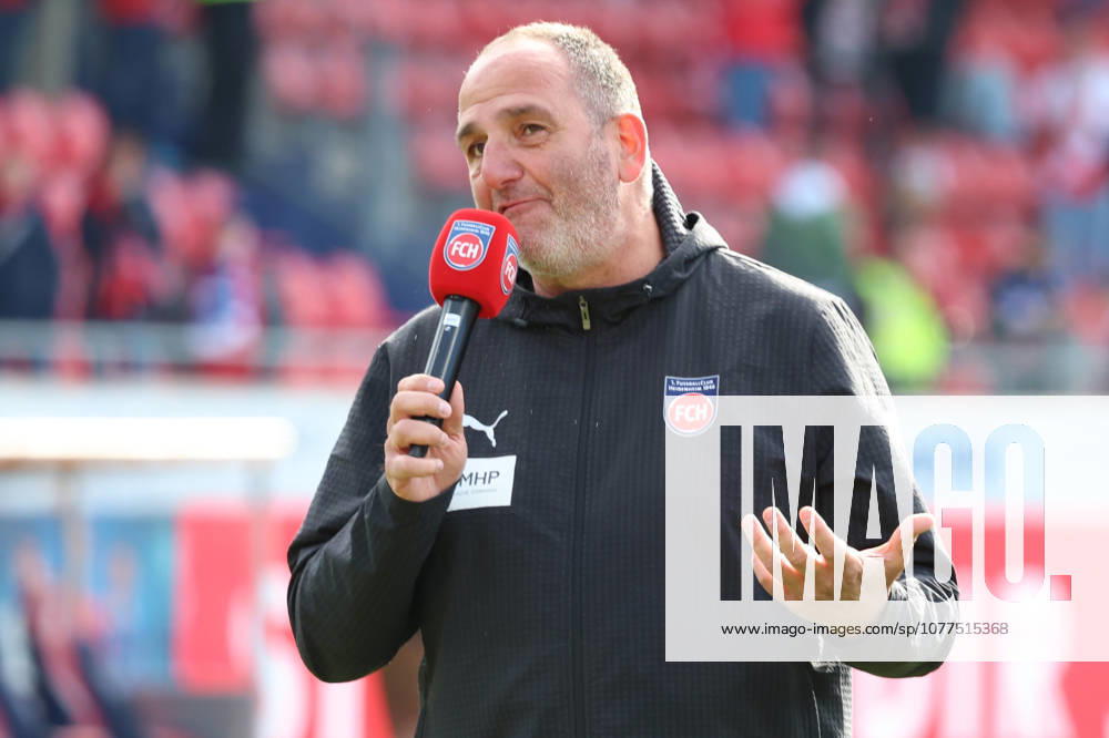 Fussball 1.Bundesliga, 1.FC Heidenheim - FSV Mainz 05 v.l. Frank Schmidt Trainer (1.FC Heidenheim 1846) Ansprache an die Fans bedankt bedanken sich bei den Fans, the player thanks the fans for their support Heidenheim