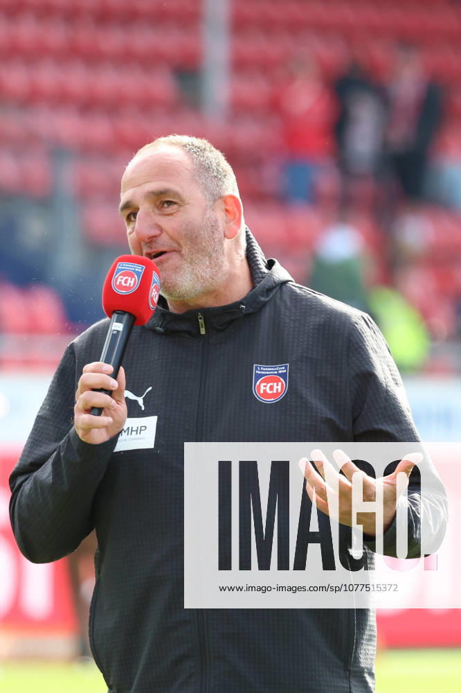 Fussball 1.Bundesliga, 1.FC Heidenheim - FSV Mainz 05 v.l. Frank Schmidt Trainer (1.FC Heidenheim 1846) Ansprache an die Fans bedankt bedanken sich bei den Fans, the player thanks the fans for their support Heidenheim