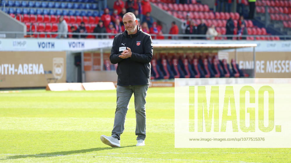 Fussball 1.Bundesliga, 1.FC Heidenheim - FSV Mainz 05 v.l. Frank Schmidt Trainer (1.FC Heidenheim 1846) bedankt bedanken sich bei den Fans, the player thanks the fans for their support Heidenheim