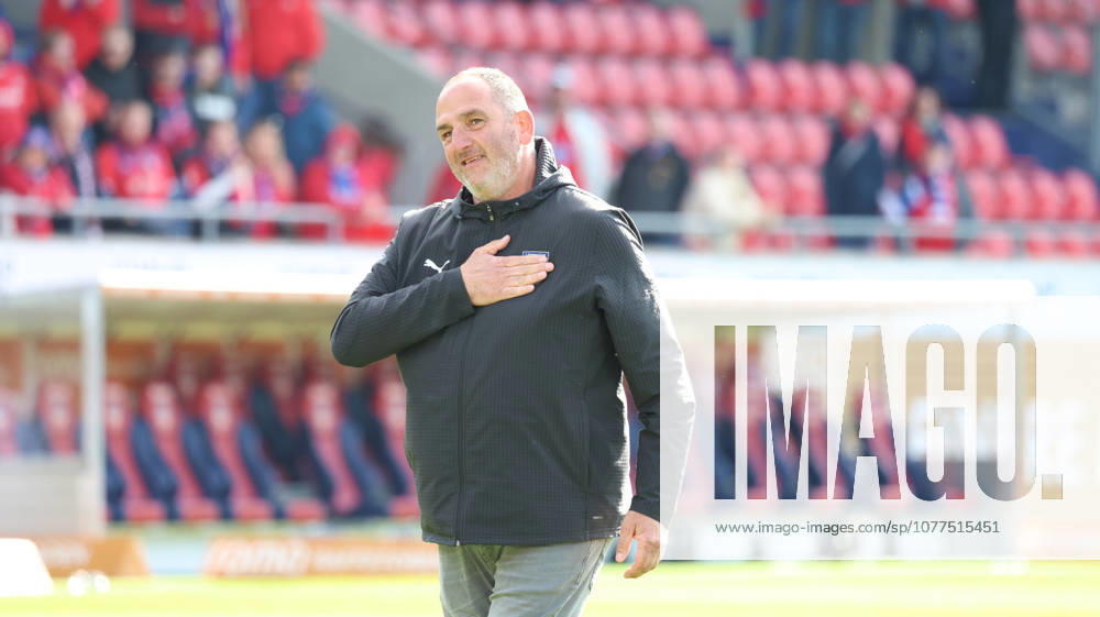 Fussball 1.Bundesliga, 1.FC Heidenheim - FSV Mainz 05 v.l. Frank Schmidt Trainer (1.FC Heidenheim 1846) bedankt bedanken sich bei den Fans, the player thanks the fans for their support Heidenheim