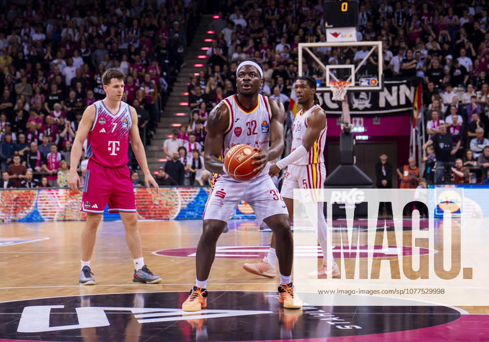 Charles Thompson (Fitness First Wuerzburg Baskets, 32) beim Freiwurf Telekom Baskets Bonn - Fitness First Würzburg Baskets 16.05.2026 Basketball, easyCredit Basketball Bundesliga, Playoffs, Viertelfinale Spiel 1, GER, Bonn, Telekom Dome Bonn