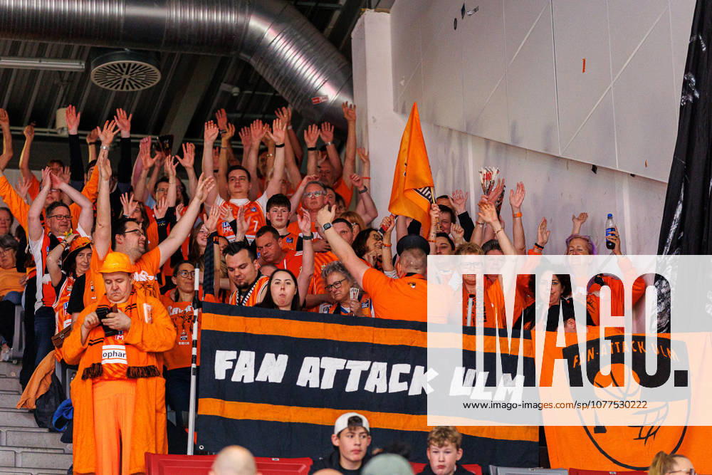 Fan, Fans, Zuschauer, jubelt, Jubel, positive Emotionen, positive Emotion, Symbolbild, Symbolfoto, Themenfoto, Themenbild, BMA365 Bamberg Baskets vs. ratiopharm Ulm, Basketball, easyCredit BBL, Playoff Viertelfinale, Spiel 1, 16.05.2026 BMA365 Bamberg Baskets vs. ratiopharm Ulm, Basketball, easyCredit BBL, Playoff Viertelfinale, Spiel 1, 16.05.2026 Bamberg