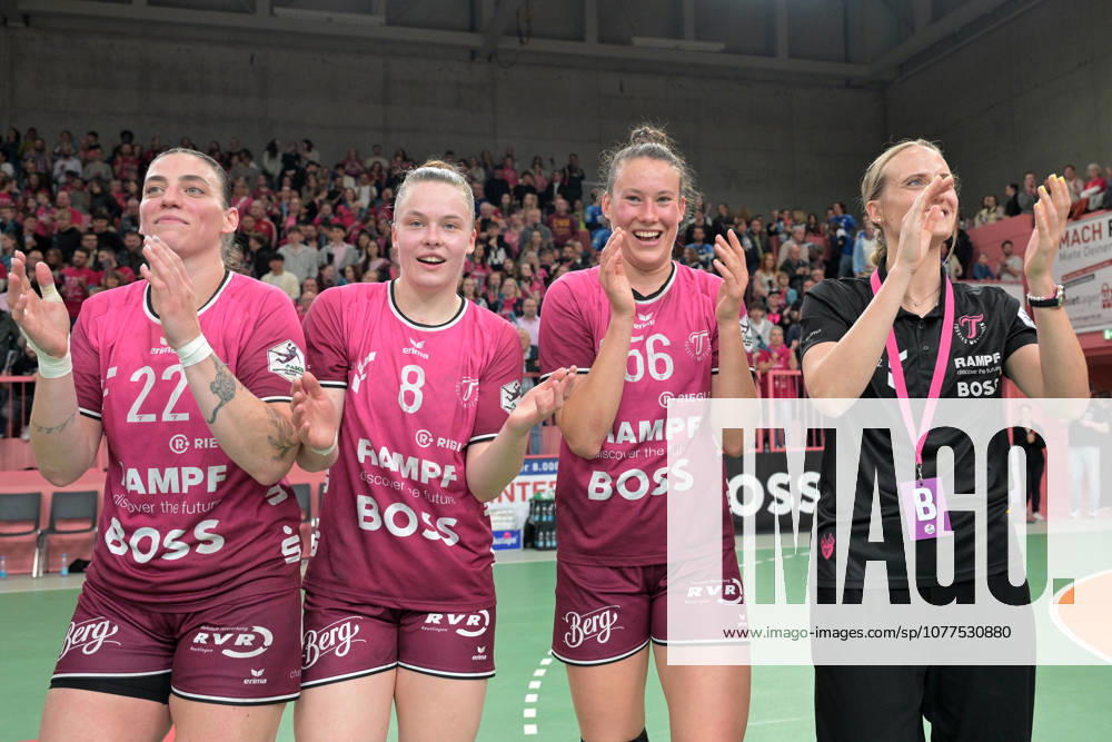 Gabriela Clausson Bitolo (TusSies Metzingen, 22), Ida Petzold (TusSies Metzingen, 08), Carolin Huebner (TusSies Metzingen, 56) udn Miriam Hirsch (TusSies Metzingen, Trainerin) bedanken sich bei den Fans TusSies Metzingen vs. Union Neckarsulm , Handball, Alsco HBF, 5. Play-Off Ligaspieltag, Saison 2025 2026, 16.05.2026 TusSies Metzingen vs. Sport-Union Neckarsulm , Handball, Alsco HBF, 5. Play-Off Ligaspieltag, Saison 2025 2026, 16.05.2026 Tuebingen