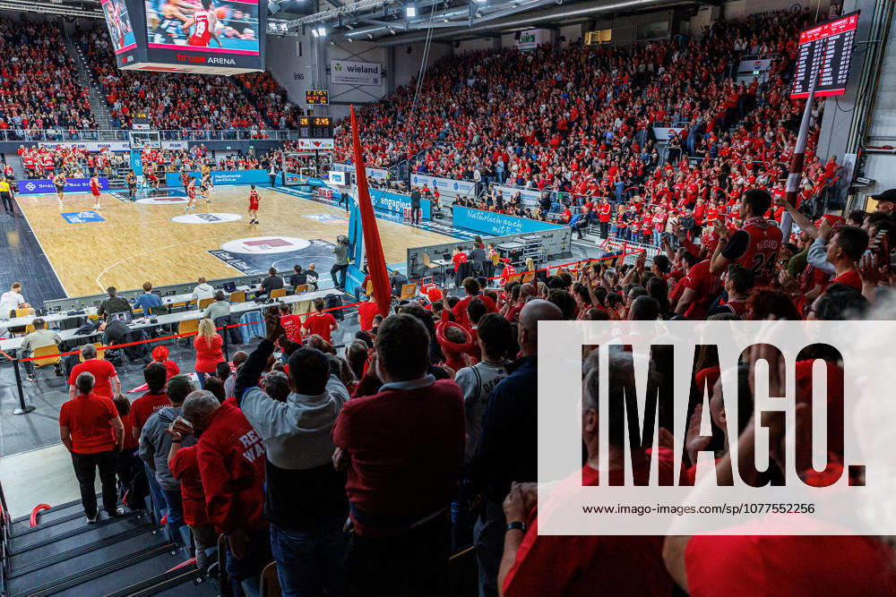 Fan, Fans, Zuschauer, jubelt, Jubel, positive Emotionen, positive Emotion, Symbolbild, Symbolfoto, Themenfoto, Themenbild, BMA365 Bamberg Baskets vs. ratiopharm Ulm, Basketball, easyCredit BBL, Playoff Viertelfinale, Spiel 1, 16.05.2026 BMA365 Bamberg Baskets vs. ratiopharm Ulm, Basketball, easyCredit BBL, Playoff Viertelfinale, Spiel 1, 16.05.2026 Bamberg