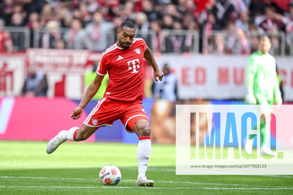 Jonathan Tah (FC Bayern München) in Aktion, am Ball, Einzelaktion waehrend des spiels der Bundesliga zwischen FC Bayern München und 1. FC Köln, Allianz Arena am 16. May 2026 in München, Deutschland. (Foto von Harry Langer DeFodi Images) +++ Jonathan Tah (FC Bayern München) controls the Ball during the Bundesliga match between FC Bayern München and 1. FC Köln at Allianz Arena on May 16, 2026 in München, Germany. (Photo by Harry Langer DeFodi Images) DFL regulations prohibit any use of photographs as image sequences and or quasi-video. (Photo by Harry Langer DeFodi Images) DFL regulations prohibit any use of photographs as image sequences and or quasi-video. -