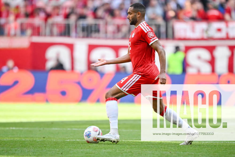 Jonathan Tah (FC Bayern München) in Aktion, am Ball, Einzelaktion waehrend des spiels der Bundesliga zwischen FC Bayern München und 1. FC Köln, Allianz Arena am 16. May 2026 in München, Deutschland. (Foto von Harry Langer DeFodi Images) +++ Jonathan Tah (FC Bayern München) controls the Ball during the Bundesliga match between FC Bayern München and 1. FC Köln at Allianz Arena on May 16, 2026 in München, Germany. (Photo by Harry Langer DeFodi Images) DFL regulations prohibit any use of photographs as image sequences and or quasi-video. (Photo by Harry Langer DeFodi Images) DFL regulations prohibit any use of photographs as image sequences and or quasi-video. -