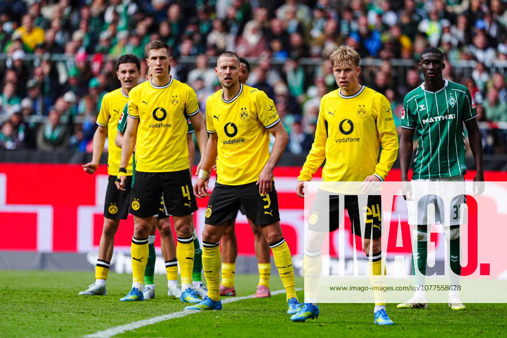 Nico Schlotterbeck (Borussia Dortmund, 04), Waldemar Anton (Borussia Dortmund, 03), Daniel Svensson (Borussia Dortmund, 24) GER, SV Werder Bremen vs. Borussia Dortmund, Fussball, Bundesliga, Spieltag 30, Spielzeit 2025 2026, 16.05.2026 DFL REGULATIONS PROHIBIT ANY USE OF PHOTOGRAPHS AS IMAGE SEQUENCES AND OR QUASI-VIDEO GER, SV Werder Bremen vs. Borussia Dortmund, Fussball, Bundesliga, Spieltag 30, Spielzeit 2025 2026, 16.05.2026 Bremen