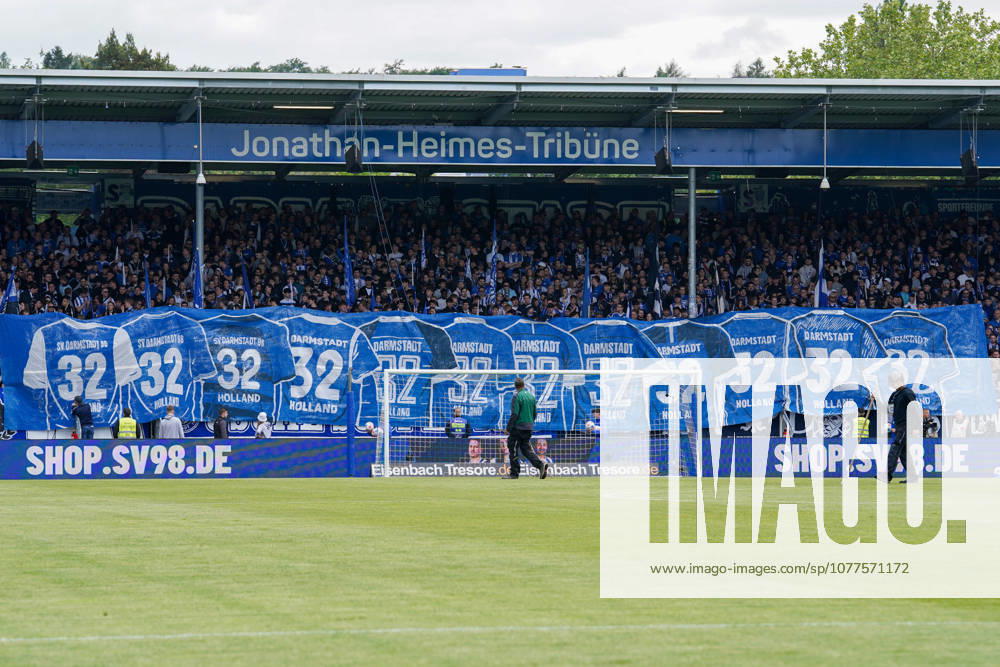 Deutschland: Fußball 2. Liga 2025 2026, 34. Spieltag - SV Darmstadt 98 vs SC Paderborn 07 Merck-Stadion am Böllenfalltor (Darmstadt): Zuschauer, Fans, Tribüne, Fahne, Transparent, Spruchband, Choreographie, Fanchoreo,