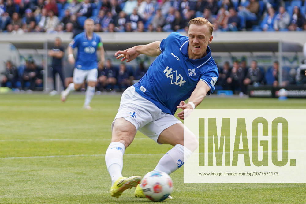 Deutschland: Fußball 2. Liga 2025 2026, 34. Spieltag - SV Darmstadt 98 vs SC Paderborn 07 Merck-Stadion am Böllenfalltor (Darmstadt): Isac Lidberg (SVD, 7) am schießen