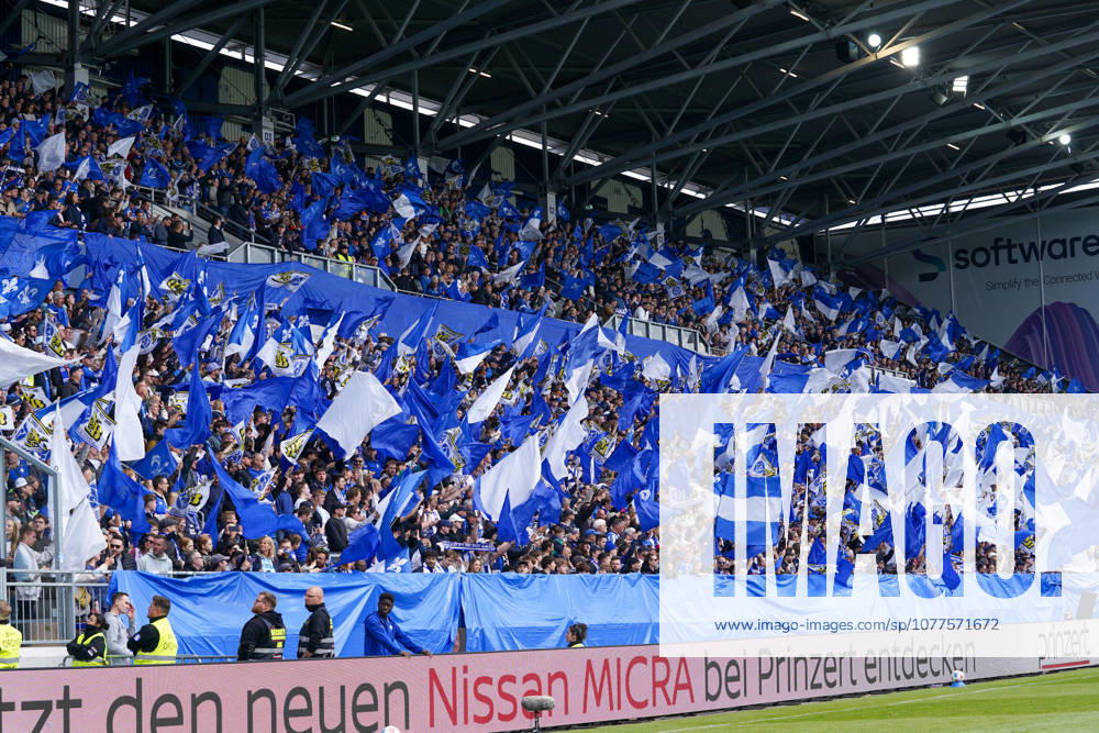 Deutschland: Fußball 2. Liga 2025 2026, 34. Spieltag - SV Darmstadt 98 vs SC Paderborn 07 Merck-Stadion am Böllenfalltor (Darmstadt): Zuschauer, Fans, Tribüne, Fahne, Transparent, Spruchband, Choreographie, Fanchoreo,