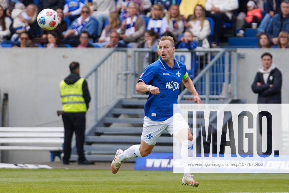 Deutschland: Fußball 2. Liga 2025 2026, 34. Spieltag - SV Darmstadt 98 vs SC Paderborn 07 Merck-Stadion am Böllenfalltor (Darmstadt): Fabian Holland (SVD, 32) am Ball