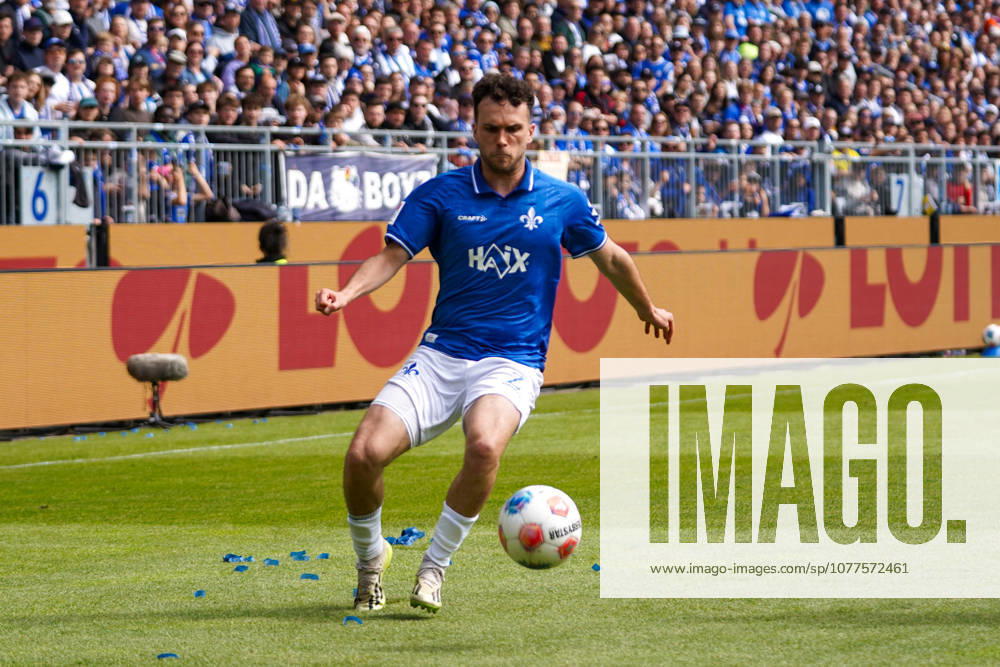 Deutschland: Fußball 2. Liga 2025 2026, 34. Spieltag - SV Darmstadt 98 vs SC Paderborn 07 Merck-Stadion am Böllenfalltor (Darmstadt): Sergio Lopez (SVD, 2) am Ball