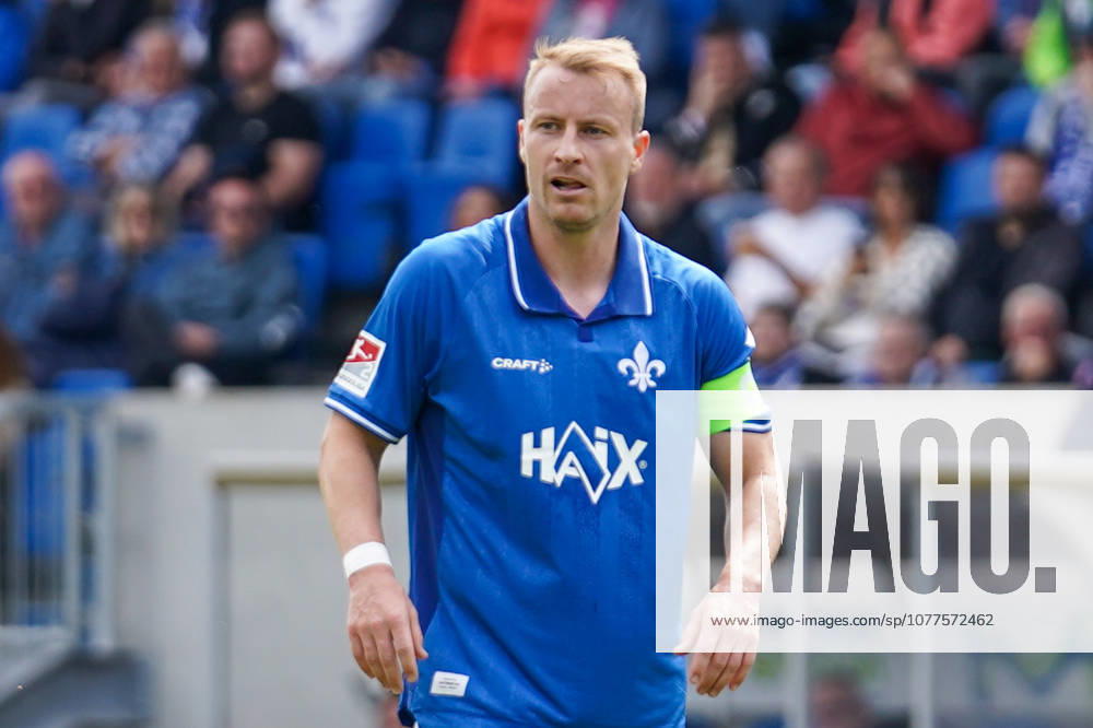 Deutschland: Fußball 2. Liga 2025 2026, 34. Spieltag - SV Darmstadt 98 vs SC Paderborn 07 Merck-Stadion am Böllenfalltor (Darmstadt): Fabian Holland (SVD, 32) Portraitfoto, Portrait, Einzelaufnahme, Porträt