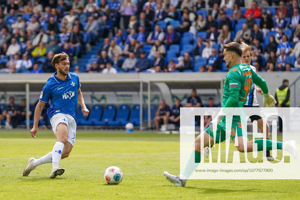 Deutschland: Fußball 2. Liga 2025 2026, 34. Spieltag - SV Darmstadt 98 vs SC Paderborn 07 Merck-Stadion am Böllenfalltor (Darmstadt): Killian Corredor (SVD, 34) im Zweikampf mit Luca Seimen (SCP, 41)