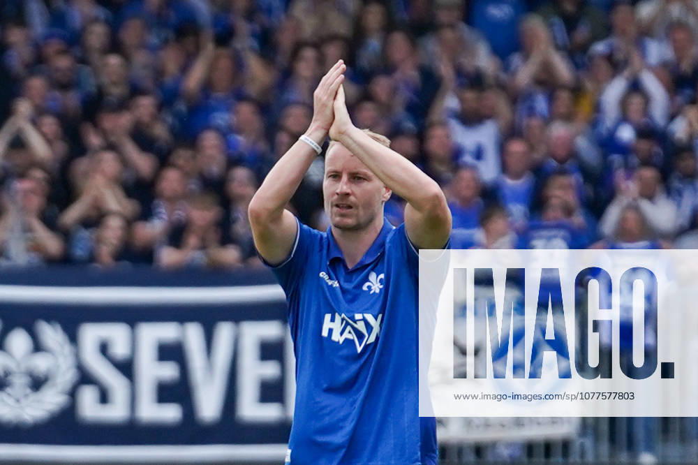 Deutschland: Fußball 2. Liga 2025 2026, 34. Spieltag - SV Darmstadt 98 vs SC Paderborn 07 Merck-Stadion am Böllenfalltor (Darmstadt): Fabian Holland (SVD, 32) verlässt den Platz an seinem letztem Bundesligaspiel