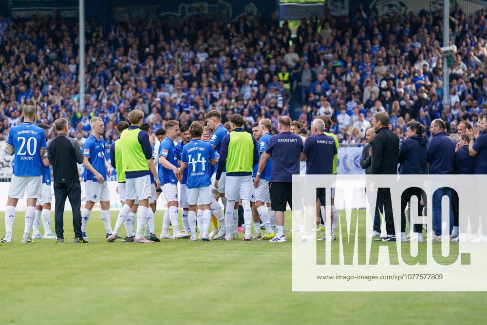 Deutschland: Fußball 2. Liga 2025 2026, 34. Spieltag - SV Darmstadt 98 vs SC Paderborn 07 Merck-Stadion am Böllenfalltor (Darmstadt): Fabian Holland (SVD, 32) verlässt den Platz an seinem letztem Bundesligaspiel. Die Mannschaft steht Spalier.