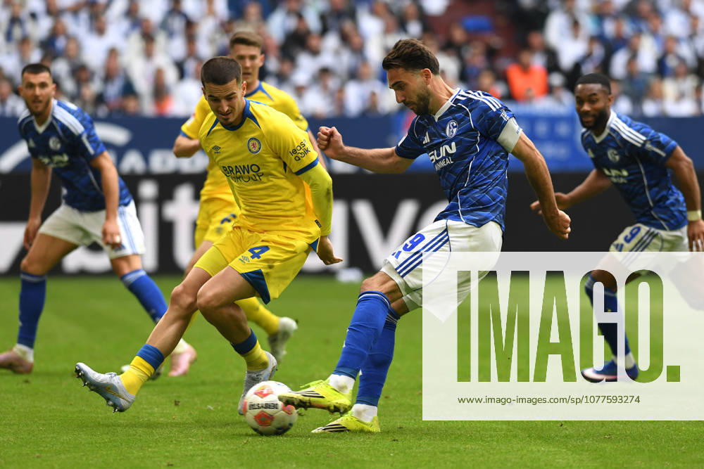Kenan Karaman (FC Schalke 04) in Aktion, am Ball, Einzelaktion waehrend des Spiels der 2. Bundesliga zwischen FC Schalke 04 und Eintracht Braunschweig, Veltins-Arena am 17. May 2026 in Gelsenkirchen, Deutschland. (Foto von Ralf Treese DeFodi Images) +++ Kenan Karaman (FC Schalke 04) controls the ball during the 2. Bundesliga match between FC Schalke 04 and Eintracht Braunschweig at Veltins-Arena on May 17, 2026 in Gelsenkirchen, Germany. (Photo by Ralf Treese DeFodi Images) (Photo by Ralf Treese DeFodi Images) -
