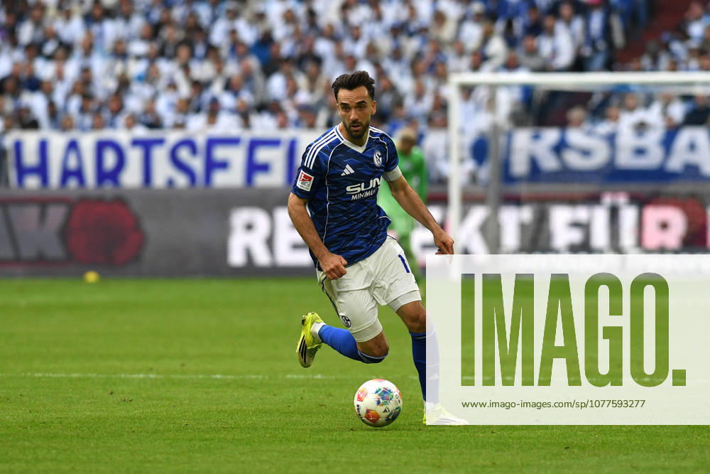 Kenan Karaman (FC Schalke 04) in Aktion, am Ball, Einzelaktion waehrend des Spiels der 2. Bundesliga zwischen FC Schalke 04 und Eintracht Braunschweig, Veltins-Arena am 17. May 2026 in Gelsenkirchen, Deutschland. (Foto von Ralf Treese DeFodi Images) +++ Kenan Karaman (FC Schalke 04) controls the ball during the 2. Bundesliga match between FC Schalke 04 and Eintracht Braunschweig at Veltins-Arena on May 17, 2026 in Gelsenkirchen, Germany. (Photo by Ralf Treese DeFodi Images) (Photo by Ralf Treese DeFodi Images) -